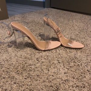 Clear strap around the ankle heels 👠